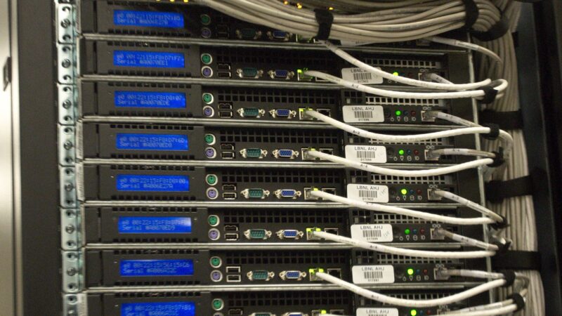 Detaliu spate rack de servere într-un data center, imagine ilustrativă pentru infrastructura AI