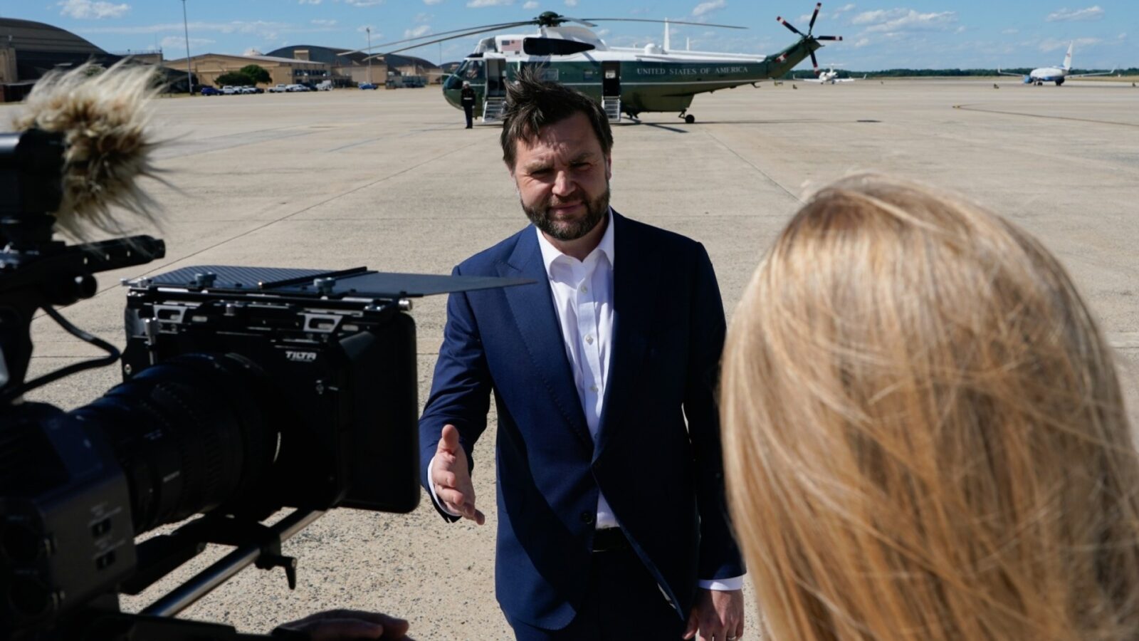 JD Vance a ajuns în Elveția pentru negocierile cu Iranul. Tensiuni reaprinse pe Strâmtoarea Ormuz