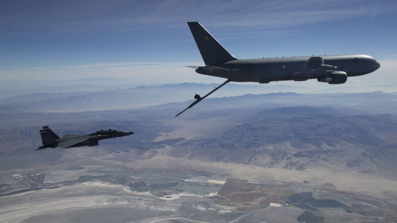 Avion-cisternă KC-46A Pegasus al US Air Force realimentând un F-15E Strike Eagle în zbor