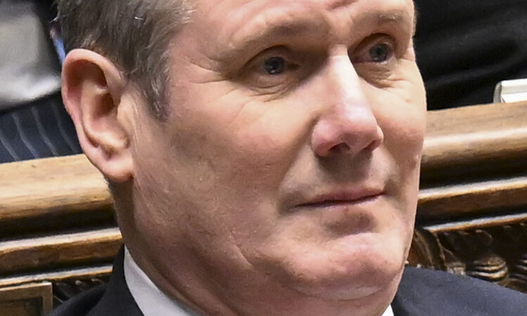 Keir Starmer, premierul Marii Britanii și liderul Partidului Laburist — contestat din interiorul propriului partid după scăderea Laburiștilor sub Reform UK în sondaje