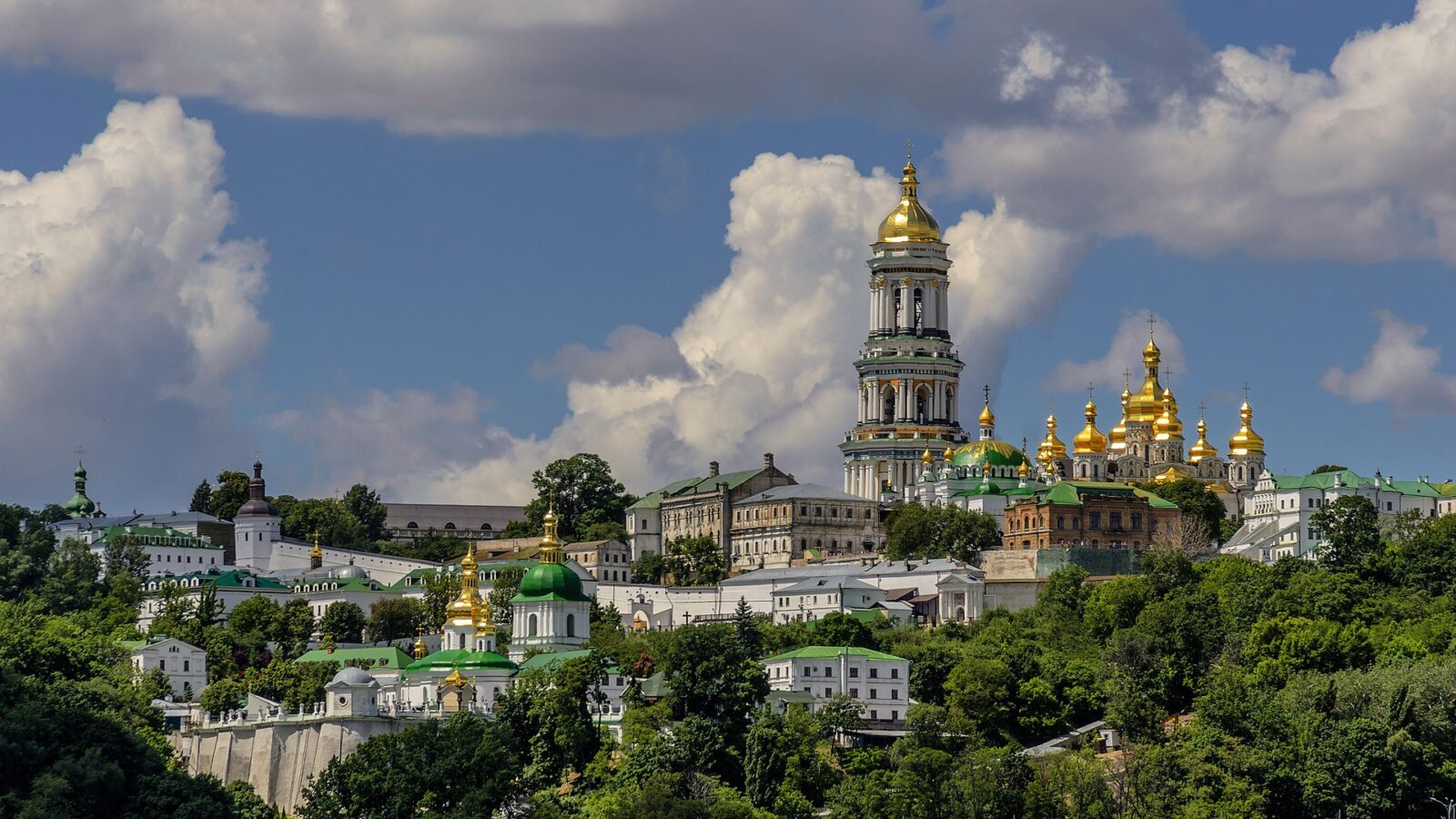 Atac rusesc de mare amploare asupra Kievului: Catedrala Adormirii din Lavra Pecerska, incendiată. Bilanț: nouă morți