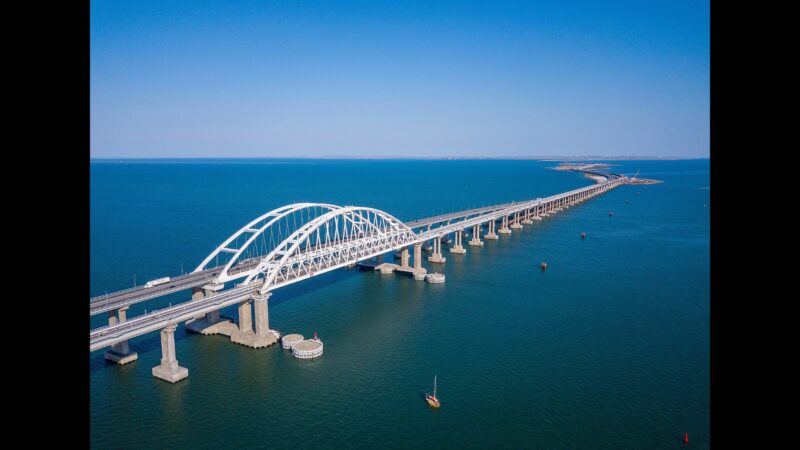Podul Crimeea peste Strâmtoarea Kerci, conexiune rutieră și feroviară între Federația Rusă și peninsula anexată; vizat în atacurile ucrainene