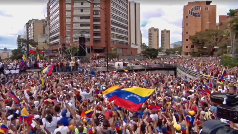 Manifestanți venezuelani în stradă la Caracas