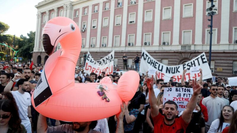 Protest la Tirana împotriva proiectului imobiliar al familiei Trump, cu un flamingo gonflabil
