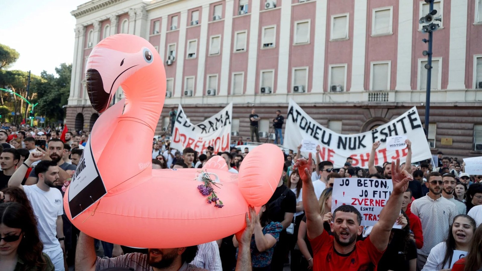 „Albania nu e de vânzare”: protest amplu la Tirana față de un proiect al familiei Trump