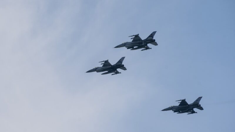 F-16 ale Forțelor Aeriene Române în zbor în formație