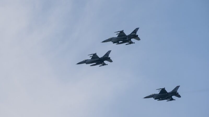 Aeronave F-16 ale Forțelor Aeriene Române în zbor de formație