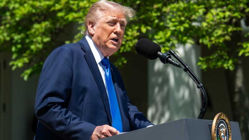 Donald Trump ținând un discurs la un pupitru cu sigiliul prezidențial