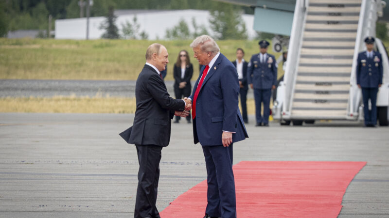 Vladimir Putin și Donald Trump la summitul din Alaska, august 2025