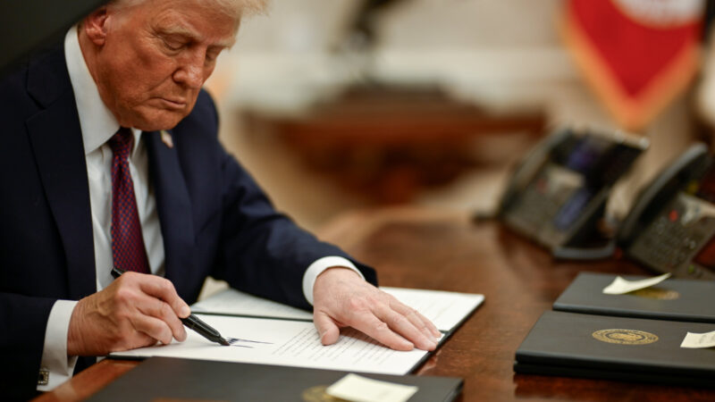 Donald Trump semnând un decret în Biroul Oval