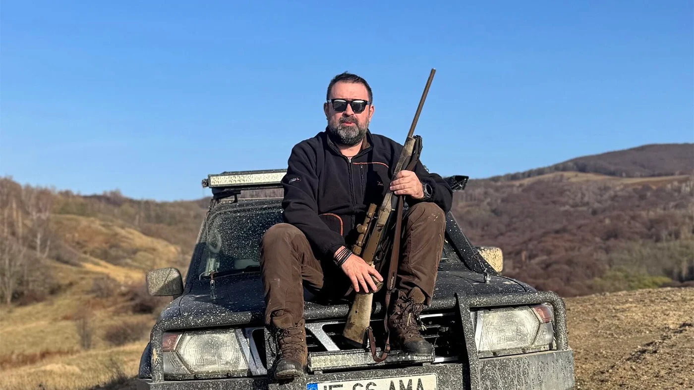 Un procuror a tras cu pistolul pe o terasă plină, în timp ce polițiștii îl imobilizau