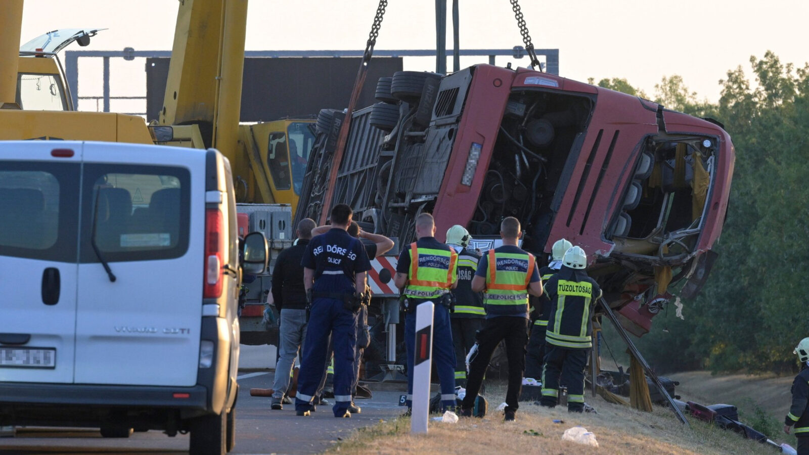 Autocar cu turiști polonezi, răsturnat pe o autostradă din Ungaria: 12 morți și zeci de răniți