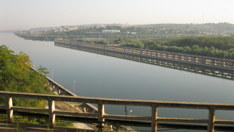 Canalul Dunăre–Marea Neagră la Cernavodă, cu podurile în fundal