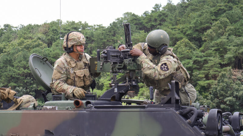 Militari americani pe un transportor blindat, în timpul exercițiului Ulchi Freedom Shield, ediția 2025
