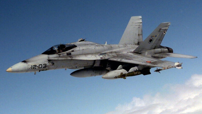 Avion de vânătoare F-18 al Forțelor Aeriene Spaniole în zbor. Foto: US Department of Defense, domeniu public (prima utilizare în rețea: infonext.ro)