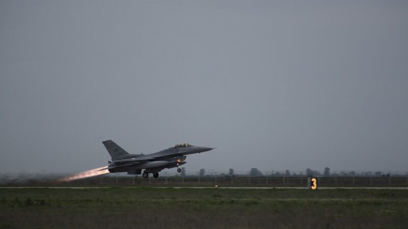 Aeronavă F-16 decolând de la Baza 86 Aeriană, în misiune contra dronei de la Sulina