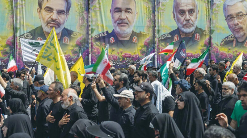 Mulțime la o manifestație din Teheran, sub bannere cu portretele unor comandanți ai Corpului Gardienilor Revoluției Islamice (prima utilizare: turturica.ro)
