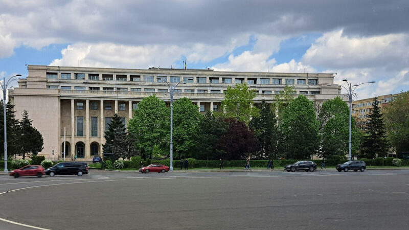 Palatul Victoria, sediul Guvernului României, văzut din Piața Victoriei