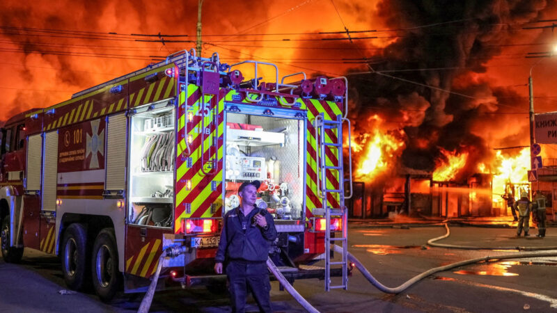 Pompieri ucraineni intervin la un incendiu de proporții după un atac rusesc asupra Kievului. Foto: Reuters via Al Jazeera
