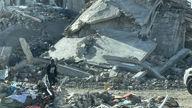 Un bărbat merge printre ruinele unor case distruse în Fâșia Gaza. Foto: Wikimedia Commons, CC BY-SA 4.0