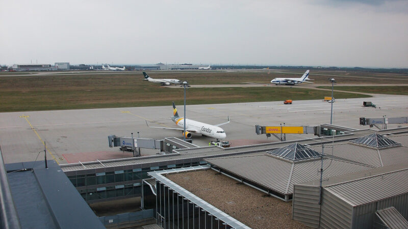Aeroportul Leipzig/Halle văzut de sus, cu platforma de îmbarcare și pista în fundal