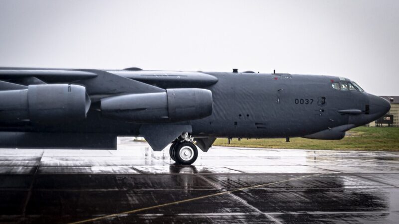Bombardier american B-52 Stratofortress pe pista bazei RAF Fairford din Gloucestershire