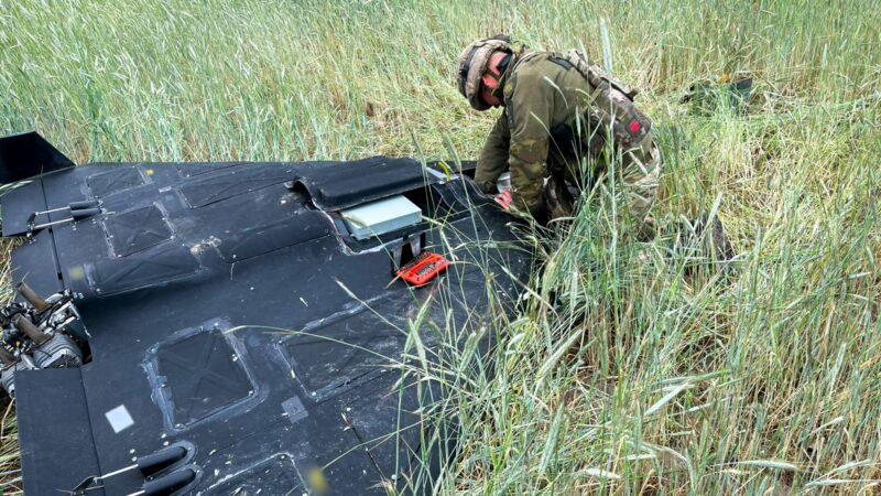Un genist examinează o dronă de tip Shahed căzută într-un câmp. Foto de arhivă: Poliția Națională a Ucrainei, CC BY 4.0