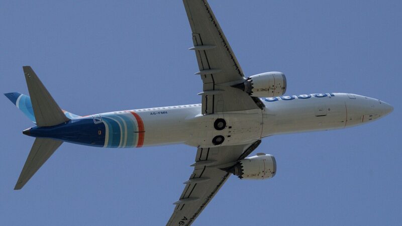 Un avion Boeing 737 MAX 8 al companiei FlyDubai, fotografiat de jos în timpul zborului