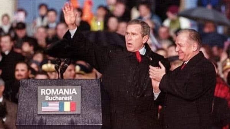George W. Bush salută mulțimea din Piața Revoluției, alături de Ion Iliescu, la București, pe 23 noiembrie 2002