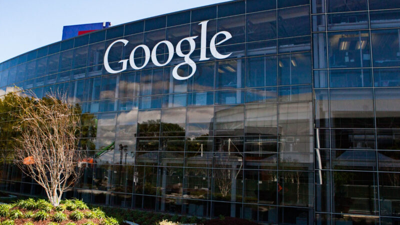 Fațada de sticlă a unei clădiri Google, cu sigla companiei