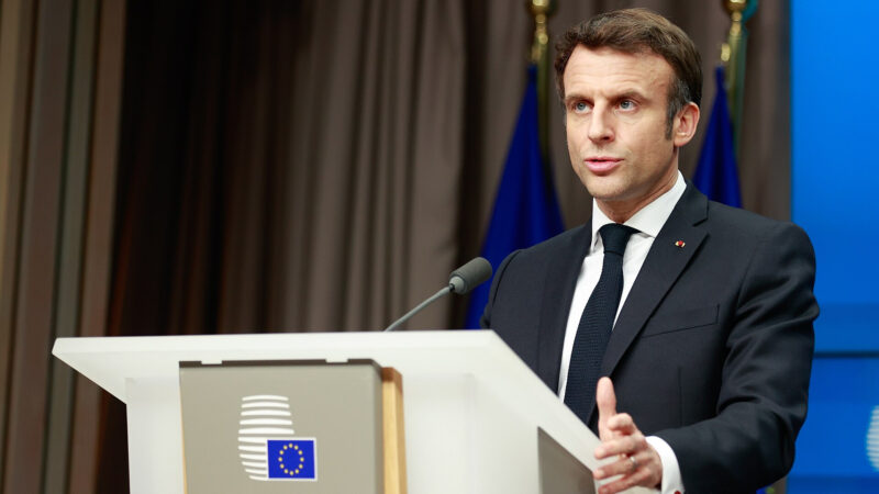 Emmanuel Macron vorbind la un pupitru al Consiliului European, la Bruxelles