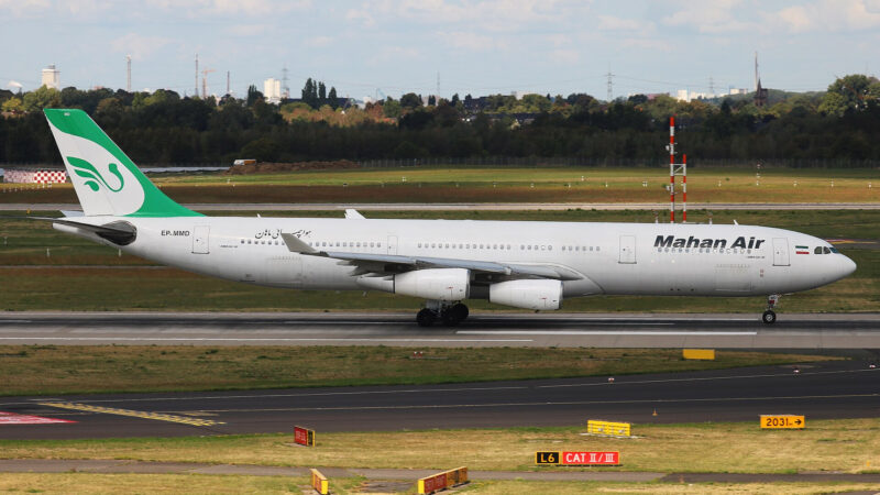 Un Airbus A340 al companiei iraniene Mahan Air pe pista aeroportului din Düsseldorf