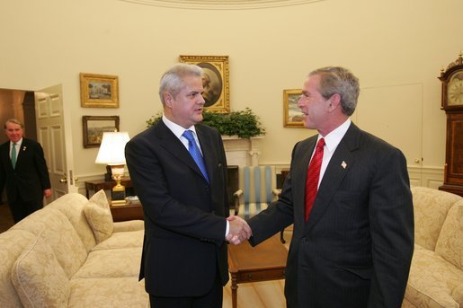 Premierul Adrian Năstase dând mâna cu președintele George W. Bush în Biroul Oval