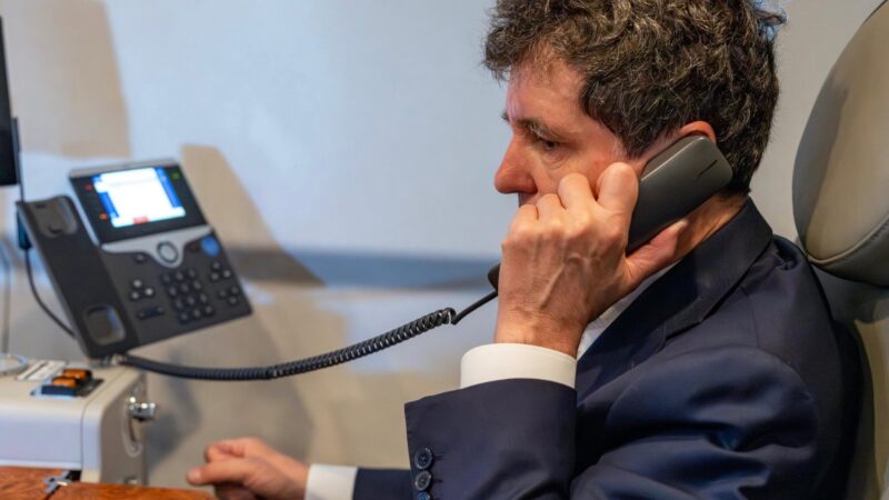 Nicușor Dan, președintele României, într-o convorbire telefonică la bordul avionului prezidențial