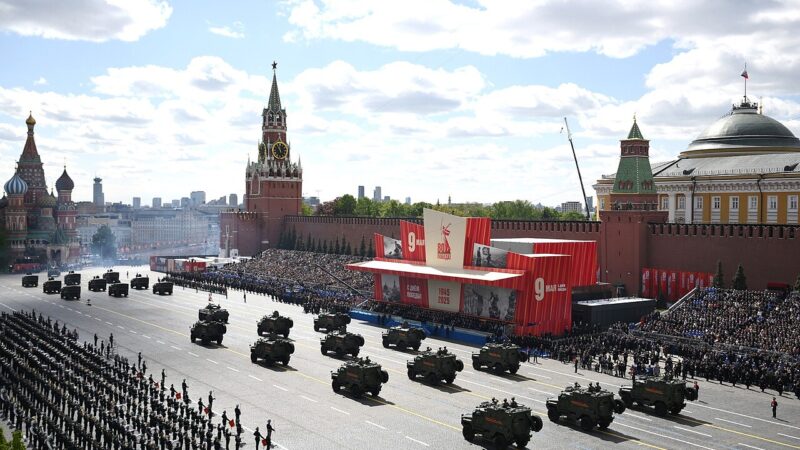 Vehicule militare rusești defilează prin Piața Roșie din Moscova, cu Kremlinul în fundal, la parada din 9 mai 2025