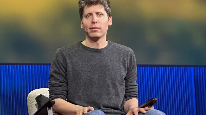 Sam Altman, directorul general al OpenAI, pe scena conferinței TED, în aprilie 2025
