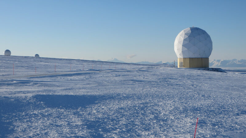 Radom al stației de sateliți SvalSat, pe platoul înzăpezit de lângă Longyearbyen, Svalbard