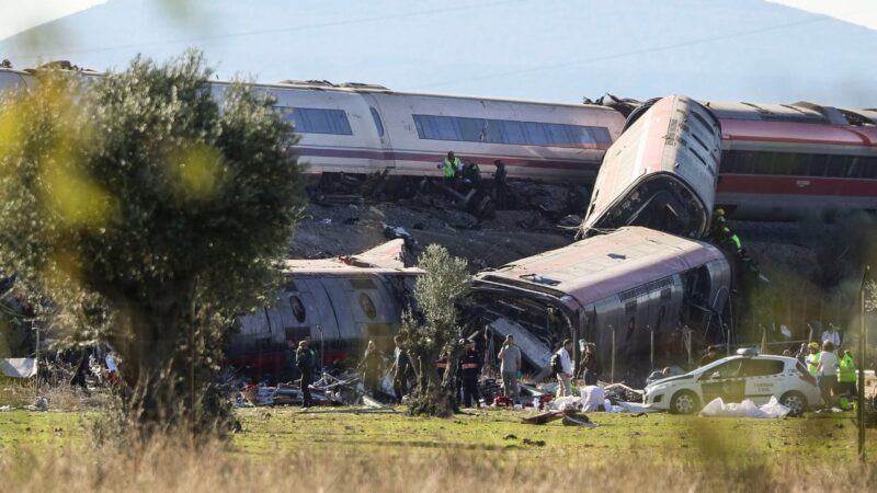 Echipe de salvare lângă vagoanele deraiate după ciocnirea trenurilor de lângă Urda, în provincia Toledo