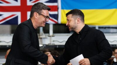 Premierul britanic Andy Burnham și președintele ucrainean Volodimir Zelenski își strâng mâna