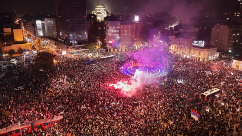 Mii de oameni sărbătoresc în Piața Slavija din Belgrad victoria Listei studențești, în seara de 25 octombrie