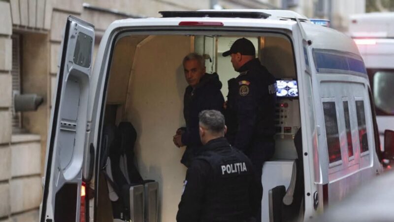 Călin Georgescu, escortat de polițiști într-o dubă a poliției