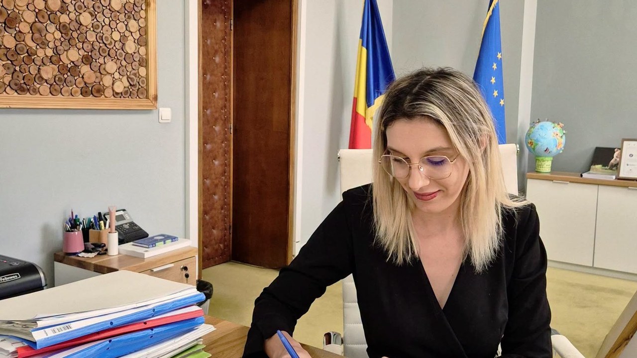 Parfumuri de 120.000 de lei au fost cumpărate într-un an cu cardurile ANM