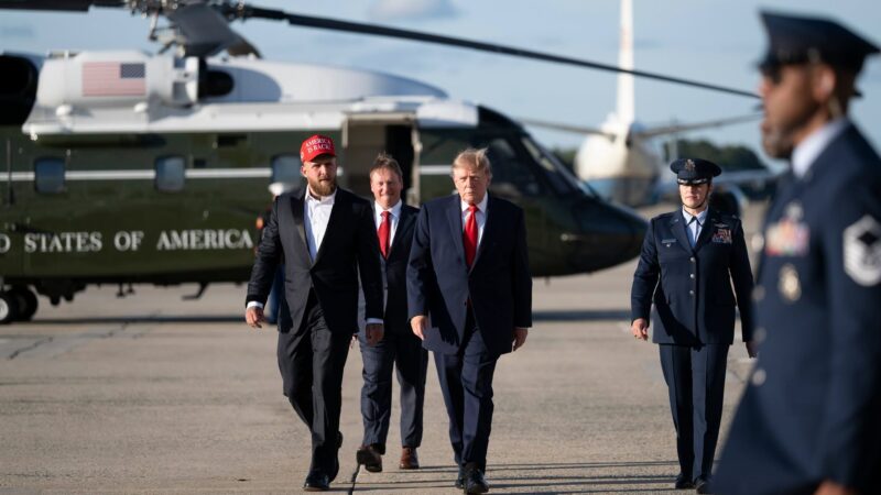 Donald Trump lângă elicopterul prezidențial Marine One