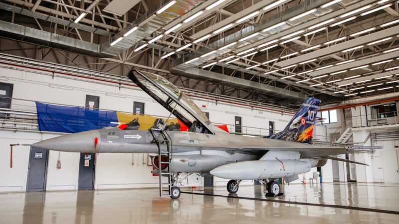 Avion F-16 al Forțelor Aeriene Române într-un hangar al Bazei 86 Aeriene Borcea