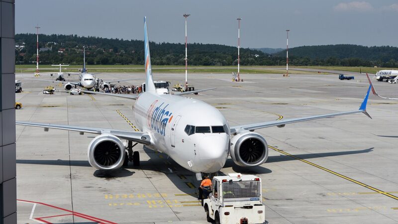 Avion Boeing 737 al companiei FlyDubai pe aeroportul din Cracovia
