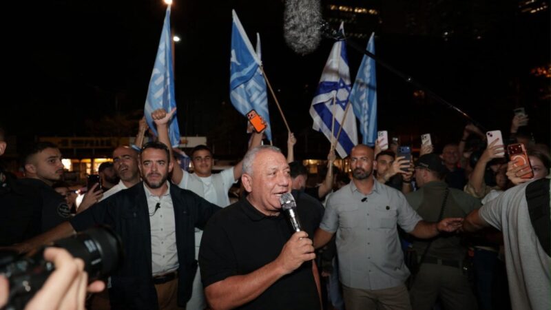 Gadi Eisenkot vorbește susținătorilor săi în ziua alegerilor din Israel