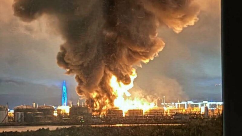 Incendiu la terminalul petrolier din Sankt Petersburg după atacul cu drone