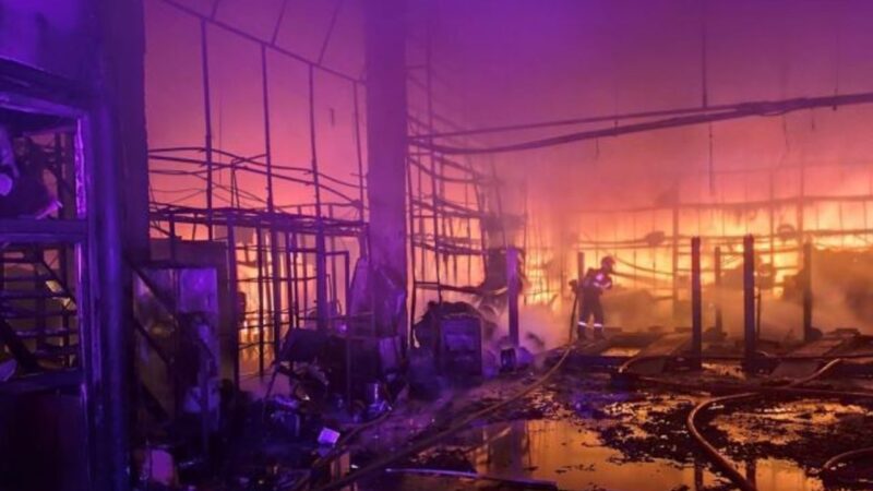 Pompieri intervin la incendiul de pe platforma industrială Carfil din Brașov