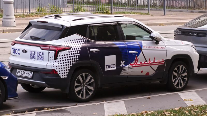 Mașină electrică Moskvici pe o stradă din Moscova