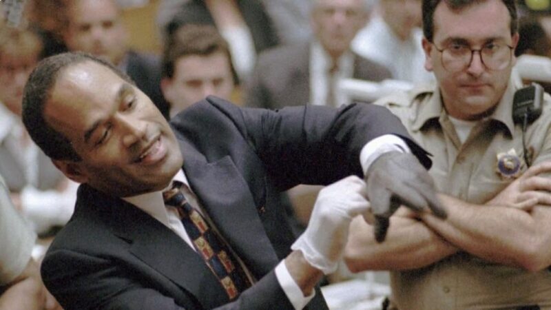 O.J. Simpson încearcă mănușile în timpul procesului din 1995